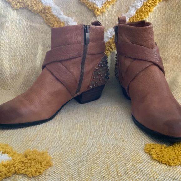 Vince Camuto Steampunk Studded Buckle Side Zipper Tan Leather Ankle boots SIZE 7 - Picture 3 of 11